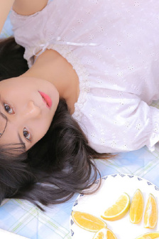 夏季短袖女生乳突图片